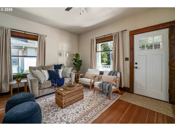 241 MILL ST, Silverton, OR 97381