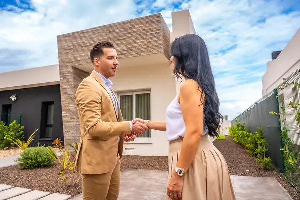 Should I Sell to an iBuyer or List Traditionally on the Las Vegas MLS?