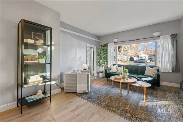 215 S Locust St, Nampa, ID 83686