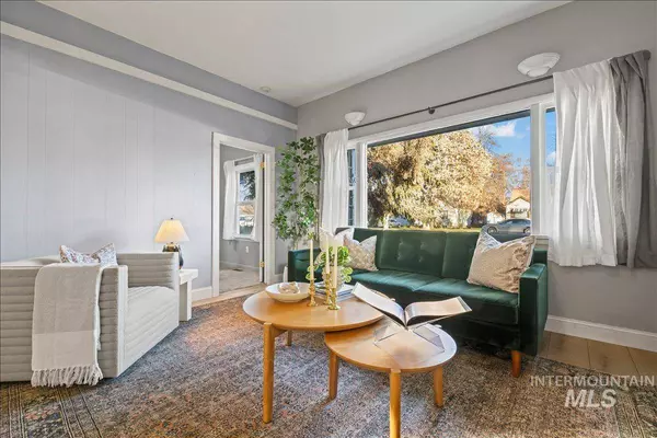 215 S Locust St, Nampa, ID 83686