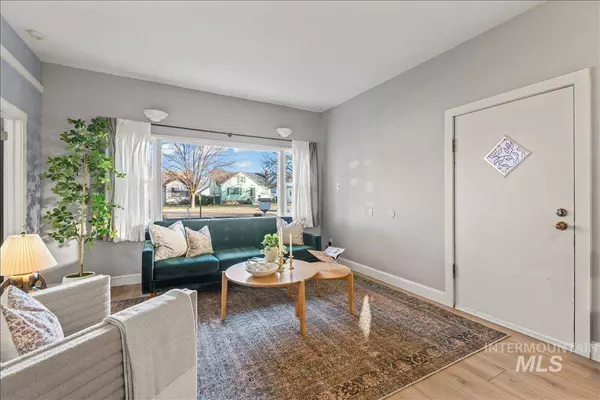 215 S Locust St, Nampa, ID 83686