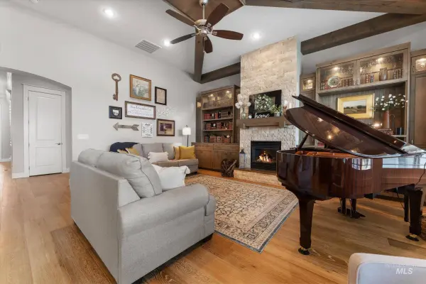 1034 E Radiant Ridge Dr, Meridian, ID 83642