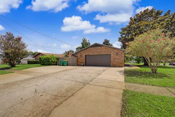390 Angela LN, Mary Esther, FL 32569