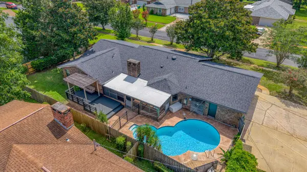 390 Angela LN, Mary Esther, FL 32569
