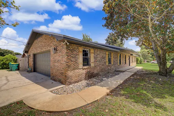 390 Angela LN, Mary Esther, FL 32569