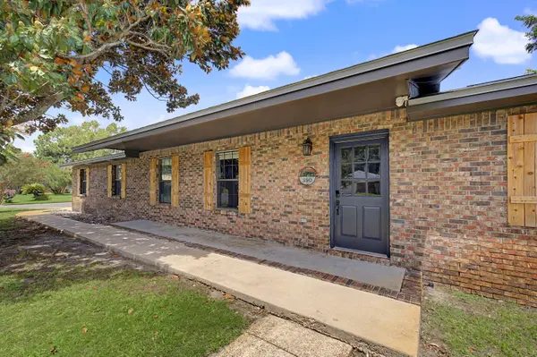 390 Angela LN, Mary Esther, FL 32569