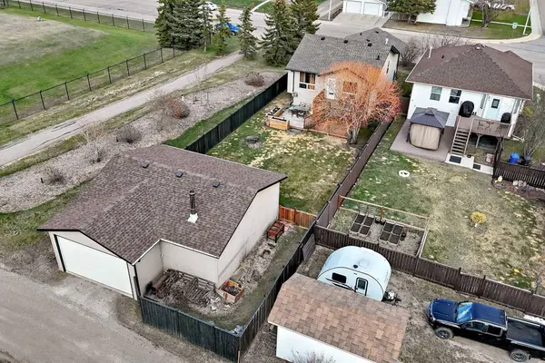 102 Robinson AVE, Penhold, AB T0M1R0