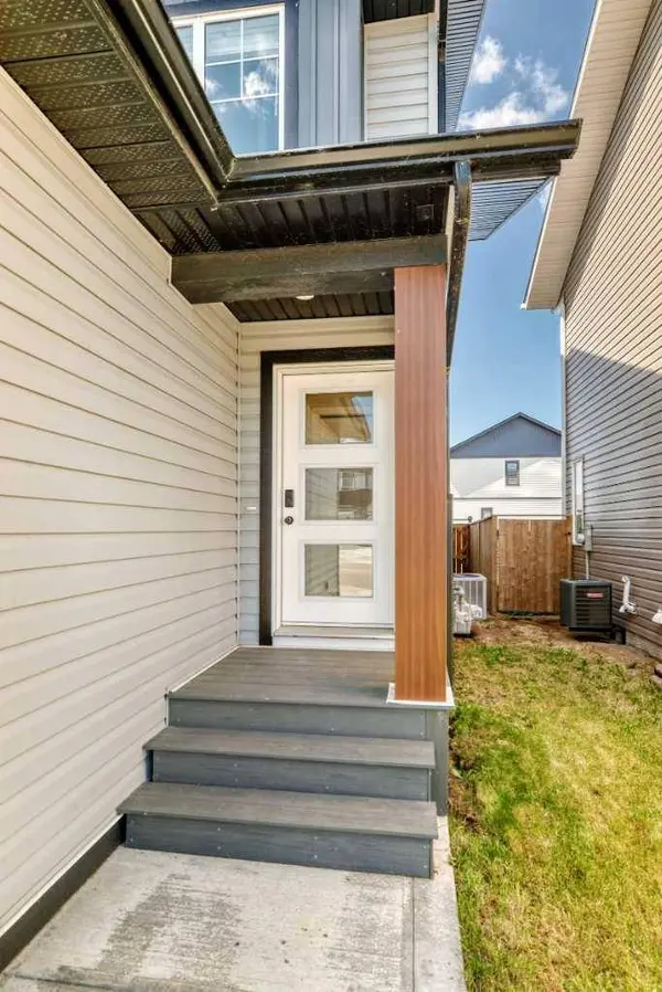 30 Iron Gate BLVD, Sylvan Lake, AB T4S 0T6