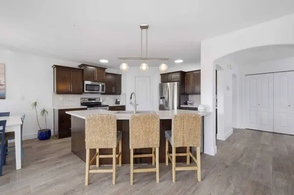 13 N Hendrickson Bay, Sylvan Lake, AB T4S 0C6