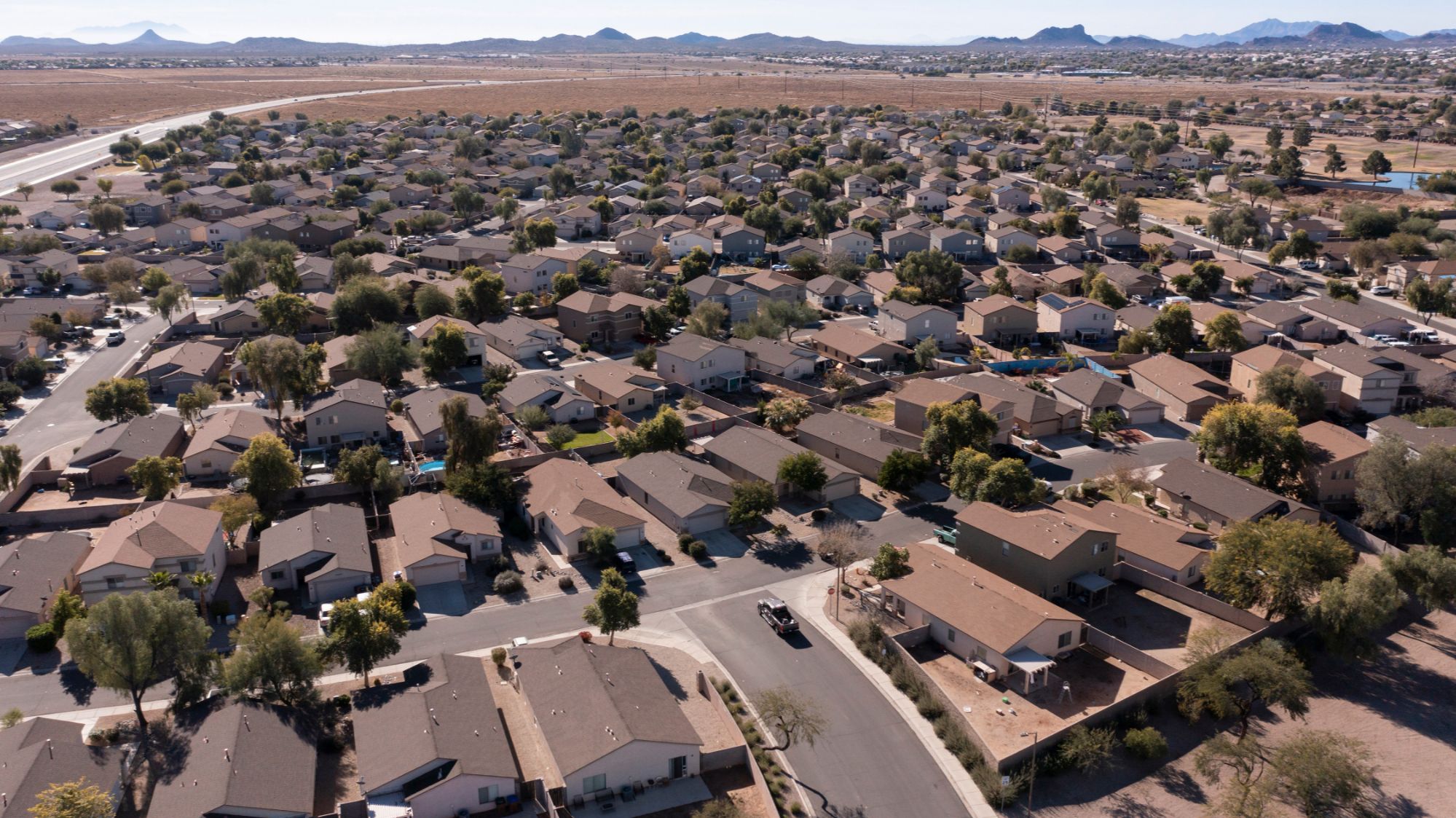 san-tan-valley-aerial-houses-streets-neighborhood-getty-20250428