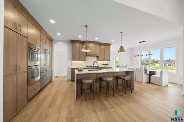 7300 E Misty Knoll Cir, Sioux Falls, SD 57110