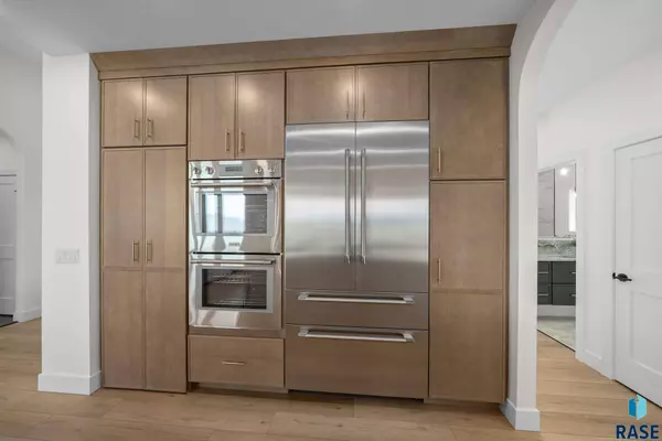 7300 E Misty Knoll Cir, Sioux Falls, SD 57110