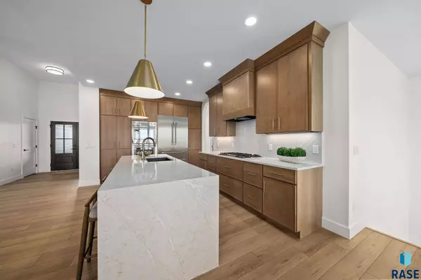 7300 E Misty Knoll Cir, Sioux Falls, SD 57110