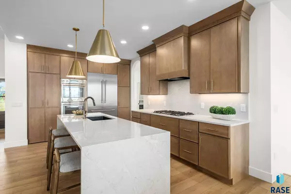 7300 E Misty Knoll Cir, Sioux Falls, SD 57110