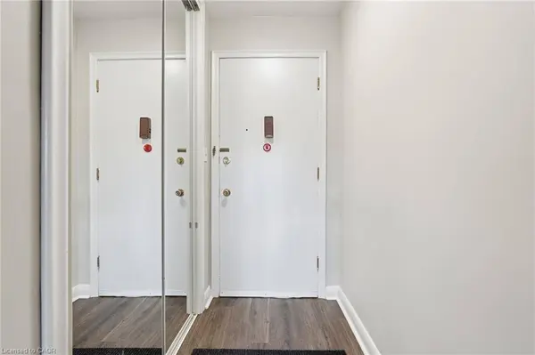 9 Grant Boulevard #106, Dundas, ON L9H 4L5