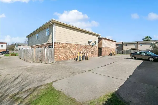 6660 HARBOURVIEW DR, New Orleans, LA 70126