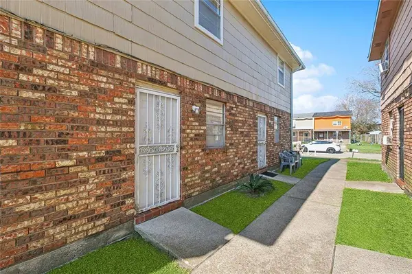 6660 HARBOURVIEW DR, New Orleans, LA 70126