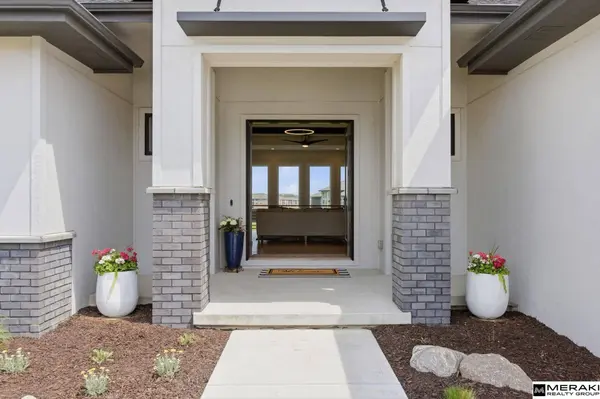 9859 S 98th CIR, Papillion, NE 68048