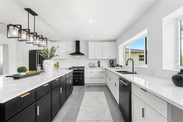 380 COLONY POINT RD S, St Petersburg, FL 33705