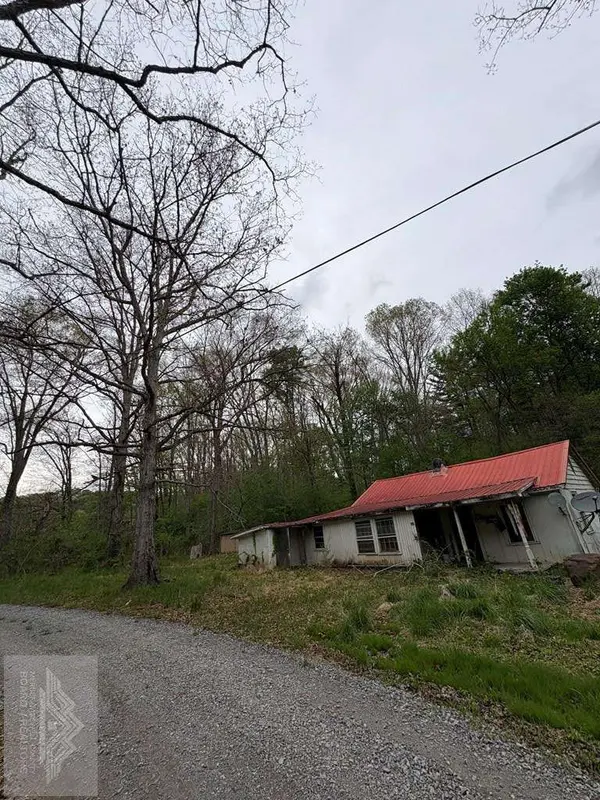 128 Triple C Rd, Princeton, WV 24739