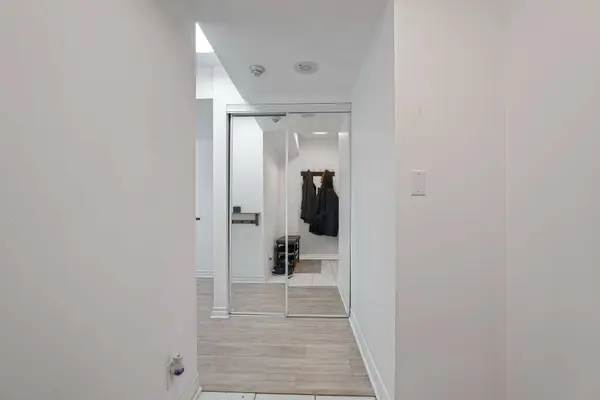 33 Elm DR W #305, Mississauga, ON L5B 4M2