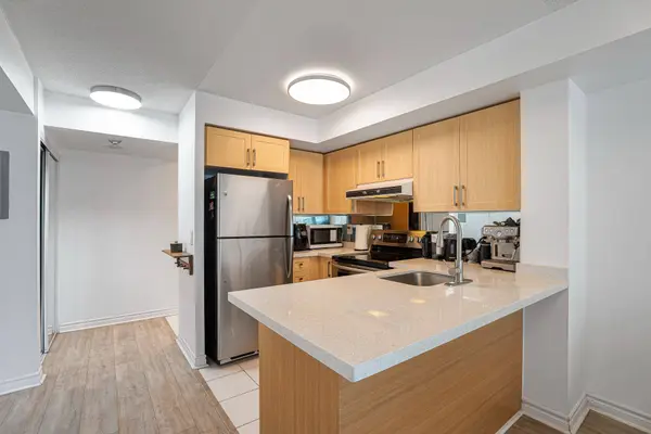33 Elm DR W #305, Mississauga, ON L5B 4M2