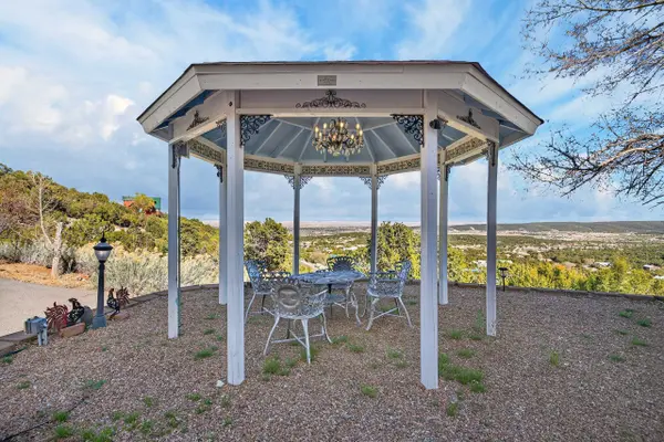 96 Sandia Mountain Ranch Dr, Tijeras, NM 87059-7366