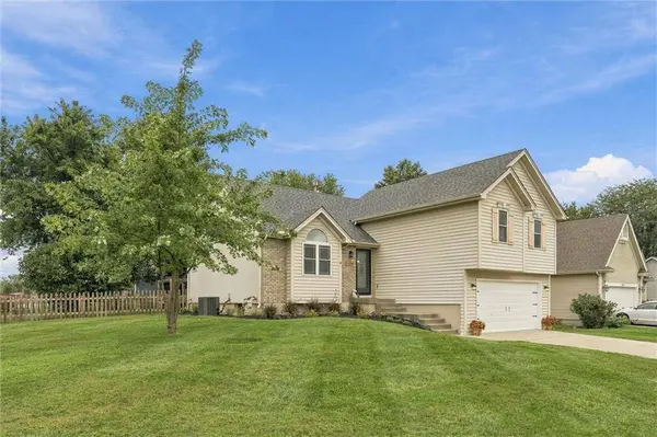 1104 Regency DR, Kearney, MO 64060