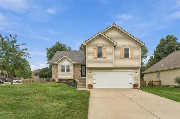 1104 Regency DR, Kearney, MO 64060