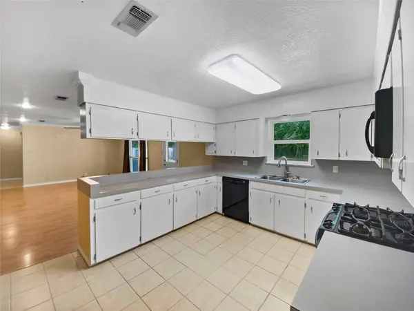 516 Dwyer ST, Angleton, TX 77515