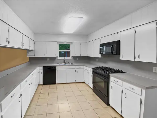 516 Dwyer ST, Angleton, TX 77515