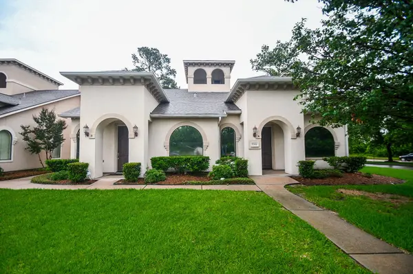 12814 Willow Centre Dr, Houston, TX 77066-3038