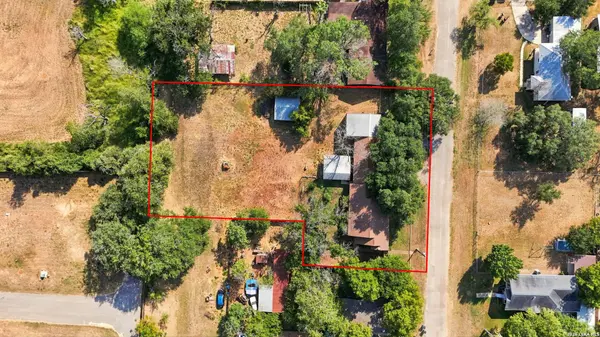 1604 J St, Floresville, TX 78114
