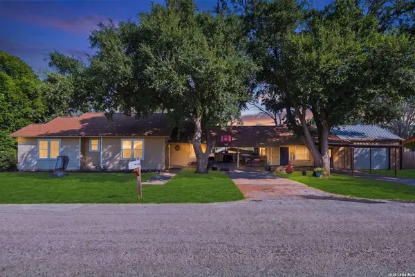1604 J St, Floresville, TX 78114