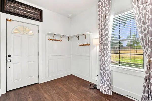 1604 J St, Floresville, TX 78114