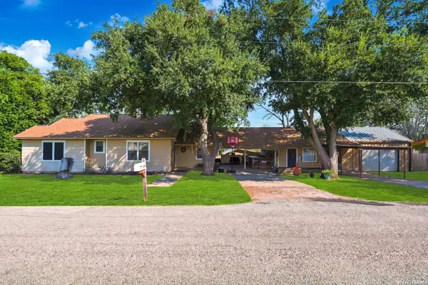 1604 J St, Floresville, TX 78114