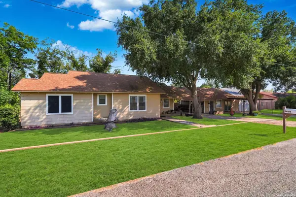 1604 J St, Floresville, TX 78114