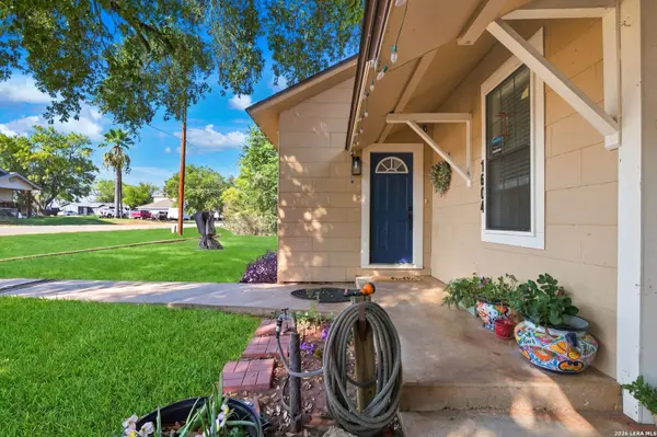1604 J St, Floresville, TX 78114