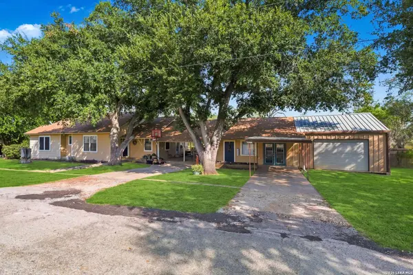 1604 J St, Floresville, TX 78114