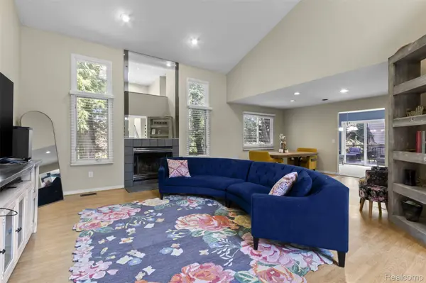 3195 Green Oaks DR, West Bloomfield Charter Township, MI 48324