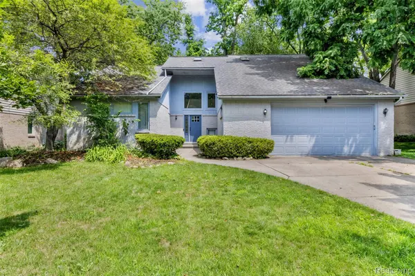3195 Green Oaks DR, West Bloomfield Charter Township, MI 48324