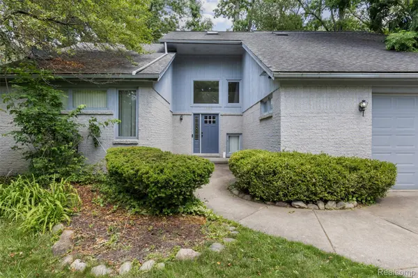 3195 Green Oaks DR, West Bloomfield Charter Township, MI 48324