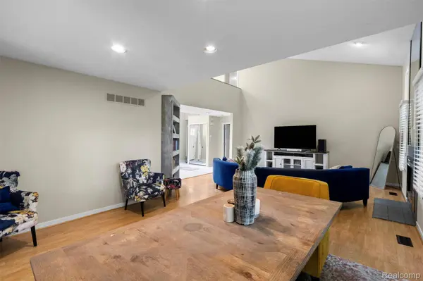 3195 Green Oaks DR, West Bloomfield Charter Township, MI 48324