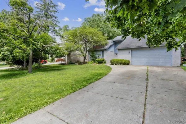 3195 Green Oaks DR, West Bloomfield Charter Township, MI 48324