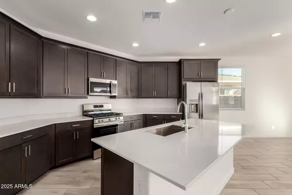 8141 E PALOMA Avenue, Mesa, AZ 85212