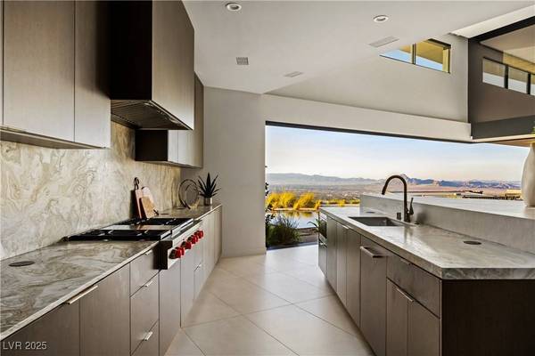 8 Chisel Crest CT, Henderson, NV 89012
