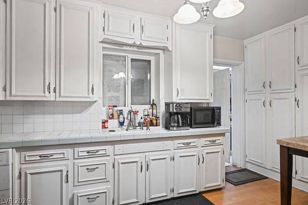 221 Circle DR, Las Vegas, NV 89101