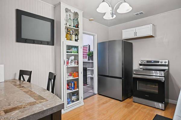 221 Circle DR, Las Vegas, NV 89101