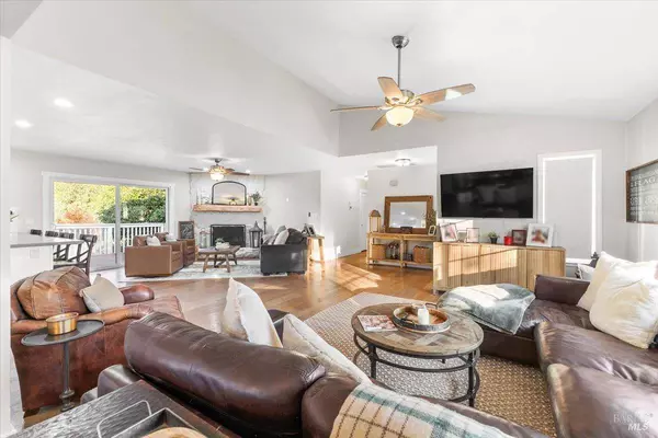 10465 Pelham DR, Windsor, CA 95492