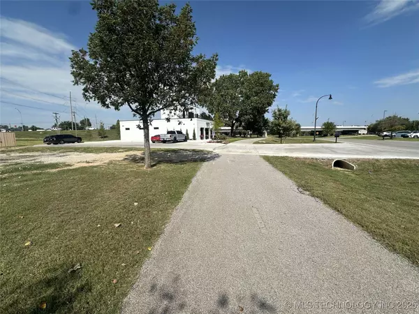 S Aquarium DR, Jenks, OK 74037